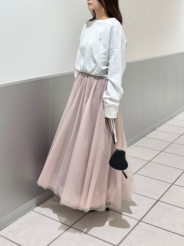 「パンプス、フレアスカート、ロングスカート、スウェット、Champion、レース、チャンピオン、スカート、イエベ、骨格ナチュラル」｜「FRAY I.Dの【Champion】クルーネックスウェット（スウェット、ホワイト系）」を使った、FRAY I.Dさん（レディース・159cm）の春コーディネートの3枚目の写真
