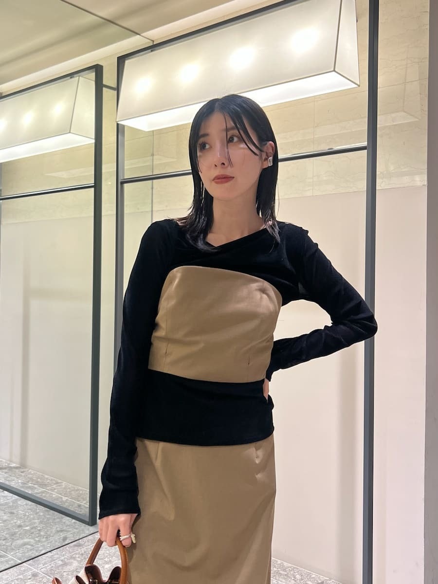 イエロー系のワンピース、ブラック系のTシャツ/カットソー、イエロー系のショルダーバッグを着用したレディースの秋コーディネートの4枚目の写真