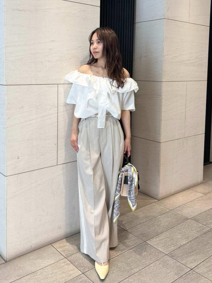 「デートコーデ、ショルダーバッグ、パンプス、ストレートパンツ、ワイドパンツ、パンツ、ブラウス、イエベ、骨格ナチュラル、ハンドバッグ」｜「FRAY I.Dのタックボリュームブラウス（シャツ/ブラウス、ホワイト系）」を使った、FRAY I.Dさん（レディース・159cm）の春コーディネートの3枚目の写真