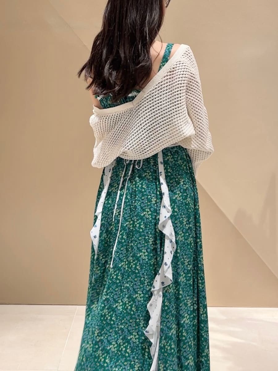 ホワイト系のカーディガン/ボレロ、シルバー系のサンダル、グリーン系のドレスを着用したレディースの春コーディネートの5枚目の写真