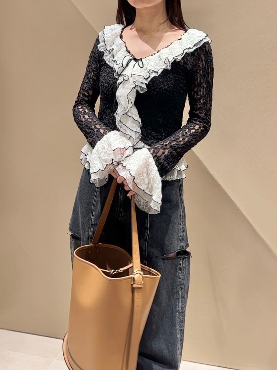 ブラック系のパンプス、ブラック系のデニムパンツ、その他のTシャツ/カットソーを着用したレディースの冬コーディネートの4枚目の写真