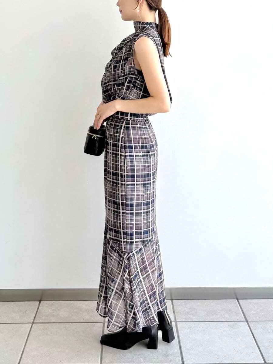 ブルー系のシャツ/ブラウス、ブルー系のスカート、ブラック系のブーツを着用したレディースの秋コーディネートの4枚目の写真