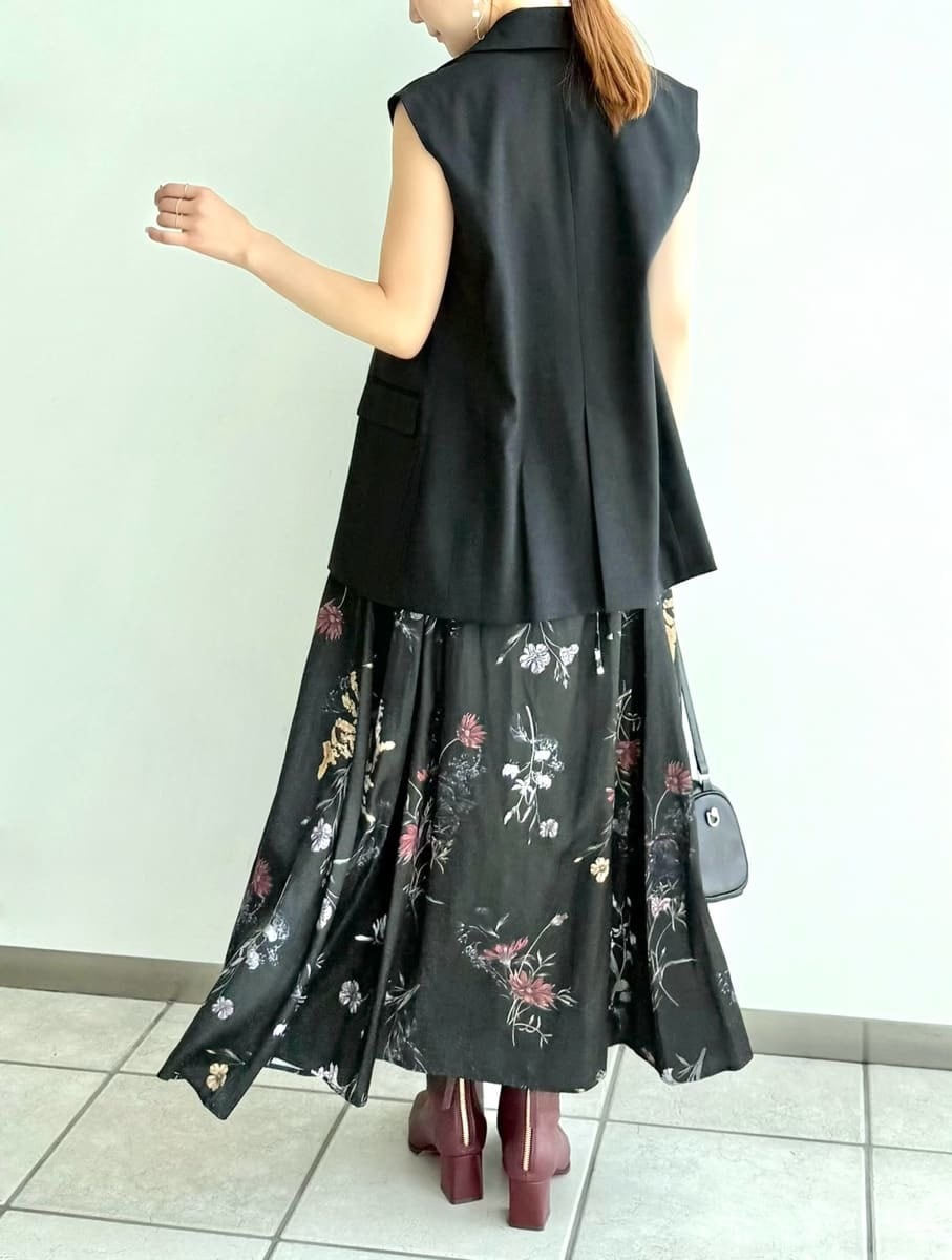 「デートコーデ、高身長、低身長、ショルダーバッグ、フレアスカート、ロングスカート、マキシワンピース、ジャケット、パーティ、二次会、サテン、ウォッシャブル、花柄、ワンピース、ハイウエスト」｜「FRAY I.Dの【00サイズ】ボタニカルプリントキャミソールワンピース／ウォッシャブル（ワンピース、ブラック系）」を使った、FRAY I.Dさん（レディース・158cm）の夏コーディネートの7枚目の写真