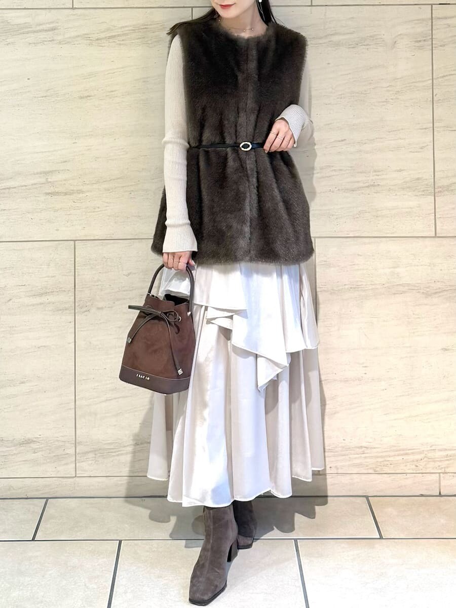 ブラウン系のその他アウター、ベージュ系のワンピース、ブラウン系のブーツを着用したレディースの秋コーディネートの10枚目の写真