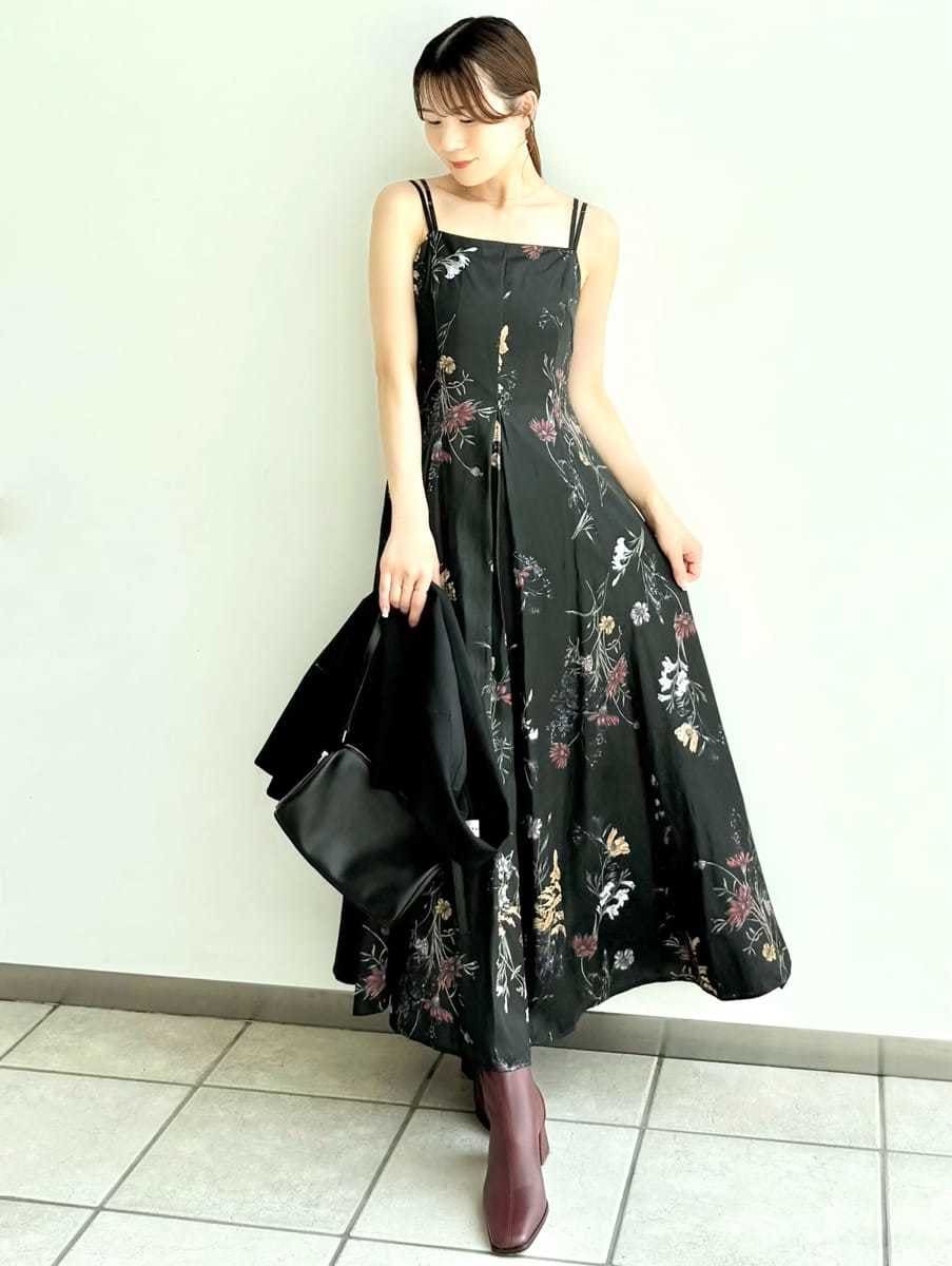 「デートコーデ、高身長、低身長、ショルダーバッグ、フレアスカート、ロングスカート、マキシワンピース、ジャケット、パーティ、二次会、サテン、ウォッシャブル、花柄、ワンピース、ハイウエスト」｜「FRAY I.Dの【00サイズ】ボタニカルプリントキャミソールワンピース／ウォッシャブル（ワンピース、ブラック系）」を使った、FRAY I.Dさん（レディース・158cm）の夏コーディネートの8枚目の写真