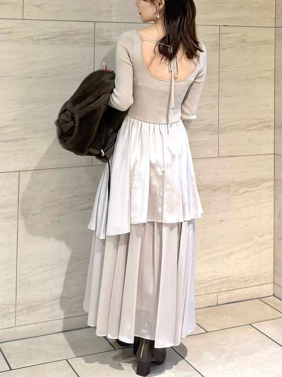 ブラウン系のその他アウター、ベージュ系のワンピース、ブラウン系のブーツを着用したレディースの秋コーディネートの8枚目の写真