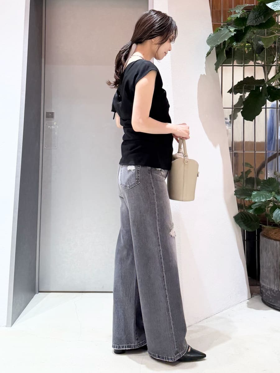 ブラック系のデニムパンツ、ブラック系のシャツ/ブラウス、シルバー系のネックレスを着用したレディースの夏コーディネートの9枚目の写真