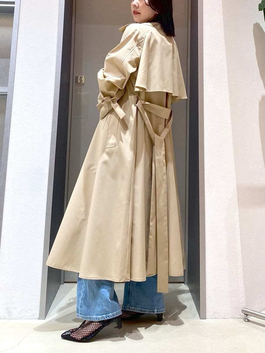 ブルー系のデニムパンツ、イエロー系のハンドバッグ、その他のシャツ/ブラウスを着用したレディースの春コーディネートの2枚目の写真