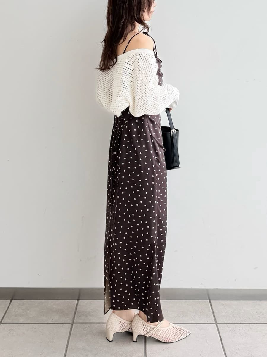 ブラウン系のワンピース、ホワイト系のカーディガン/ボレロ、ブラック系のハンドバッグを着用したレディースの冬コーディネートの5枚目の写真