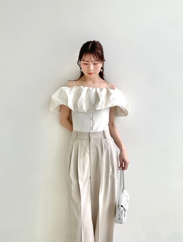 「デートコーデ、おうちコーデ、着回し、高身長、低身長、サンダル、ワイドパンツ、花柄、ハイウエスト、イエベ、骨格ウェーブ」｜「FRAY I.Dのパフカラーコンビオフショルニットプルオーバー（その他トップス、ホワイト系）」を使った、FRAY I.Dさん（レディース・158cm）の春コーディネートの7枚目の写真
