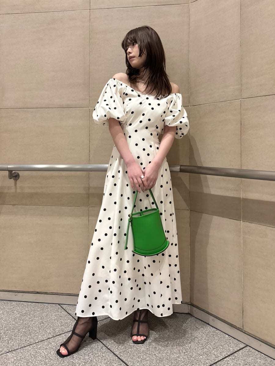 その他のワンピース、グリーン系のハンドバッグを着用したレディースの春コーディネートの2枚目の写真
