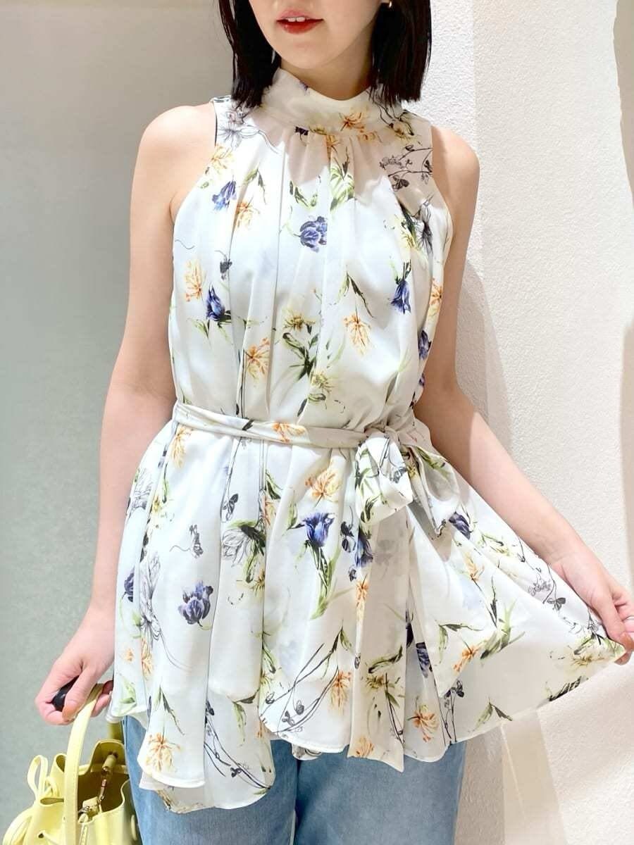 ブルー系のデニムパンツ、イエロー系のハンドバッグ、その他のシャツ/ブラウスを着用したレディースの春コーディネートの9枚目の写真