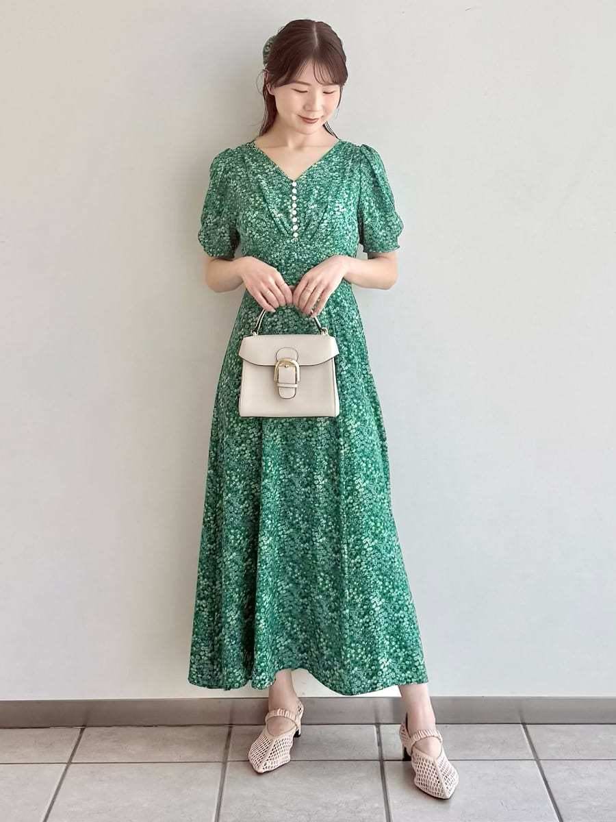 グレー系のテーラードジャケット、ベージュ系のハンドバッグ、ベージュ系のサンダルを着用したレディースの春コーディネートの5枚目の写真