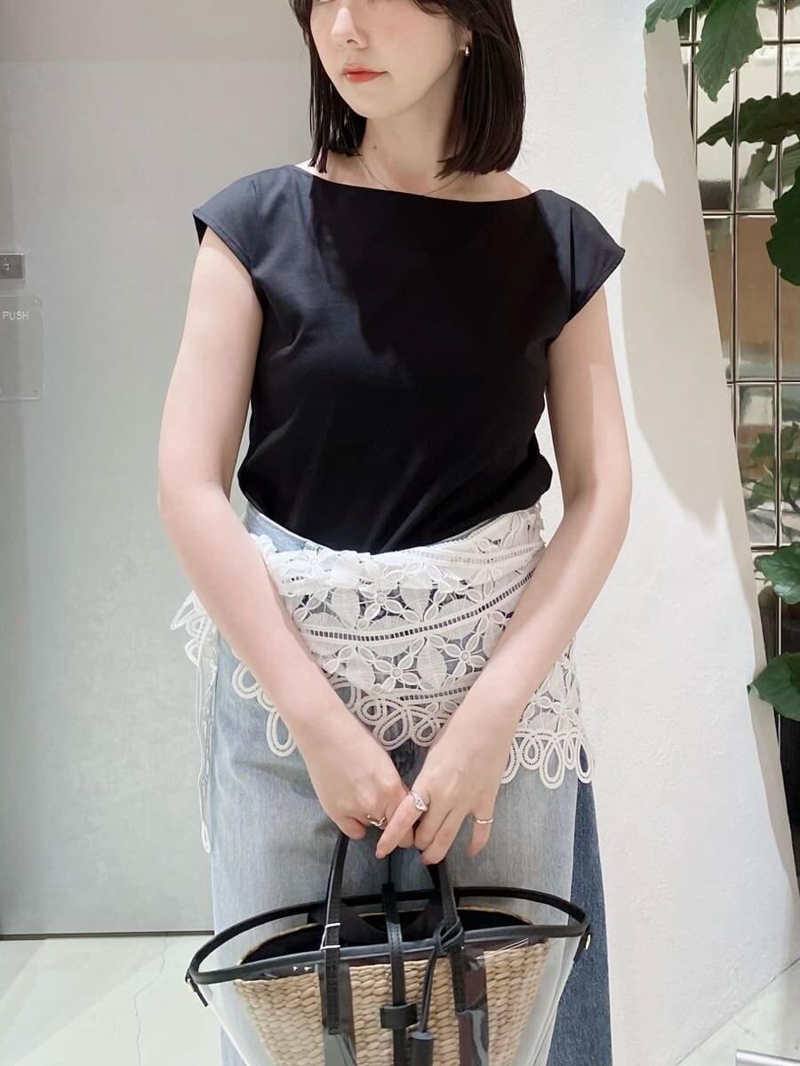 ブラック系のサンダル、ブラック系のTシャツ/カットソー、ブルー系のデニムパンツを着用したレディースの夏コーディネートの2枚目の写真