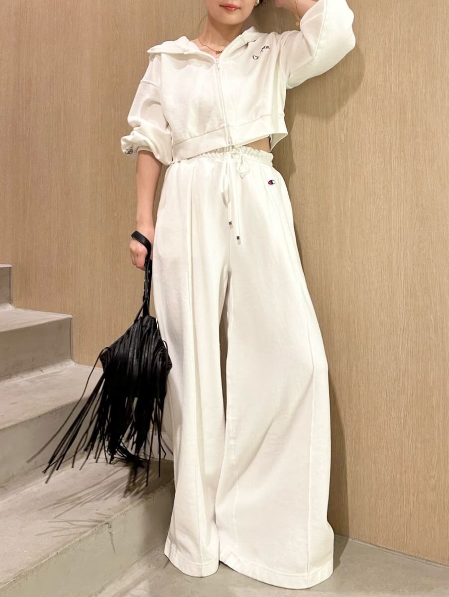 ホワイト系のスウェット、ホワイト系のその他パンツ、ブラック系のハンドバッグを着用したレディースの冬コーディネートの6枚目の写真