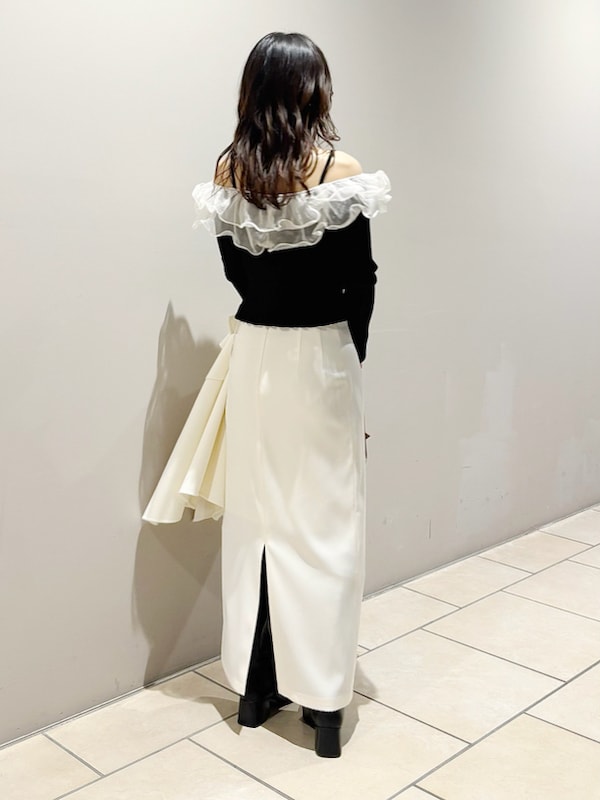 「デートコーデ、ブーツ、ショルダーバッグ、タイトスカート、ロングスカート、ウールコート、コート、ニット、スカート、アウター、イエベ、骨格ナチュラル、ハンドバッグ」｜「FRAY I.Dのsuper140'sウールリバーコート（ノーカラーコート、ホワイト系）」を使った、FRAY I.Dさん（レディース・159cm）の冬コーディネートの9枚目の写真
