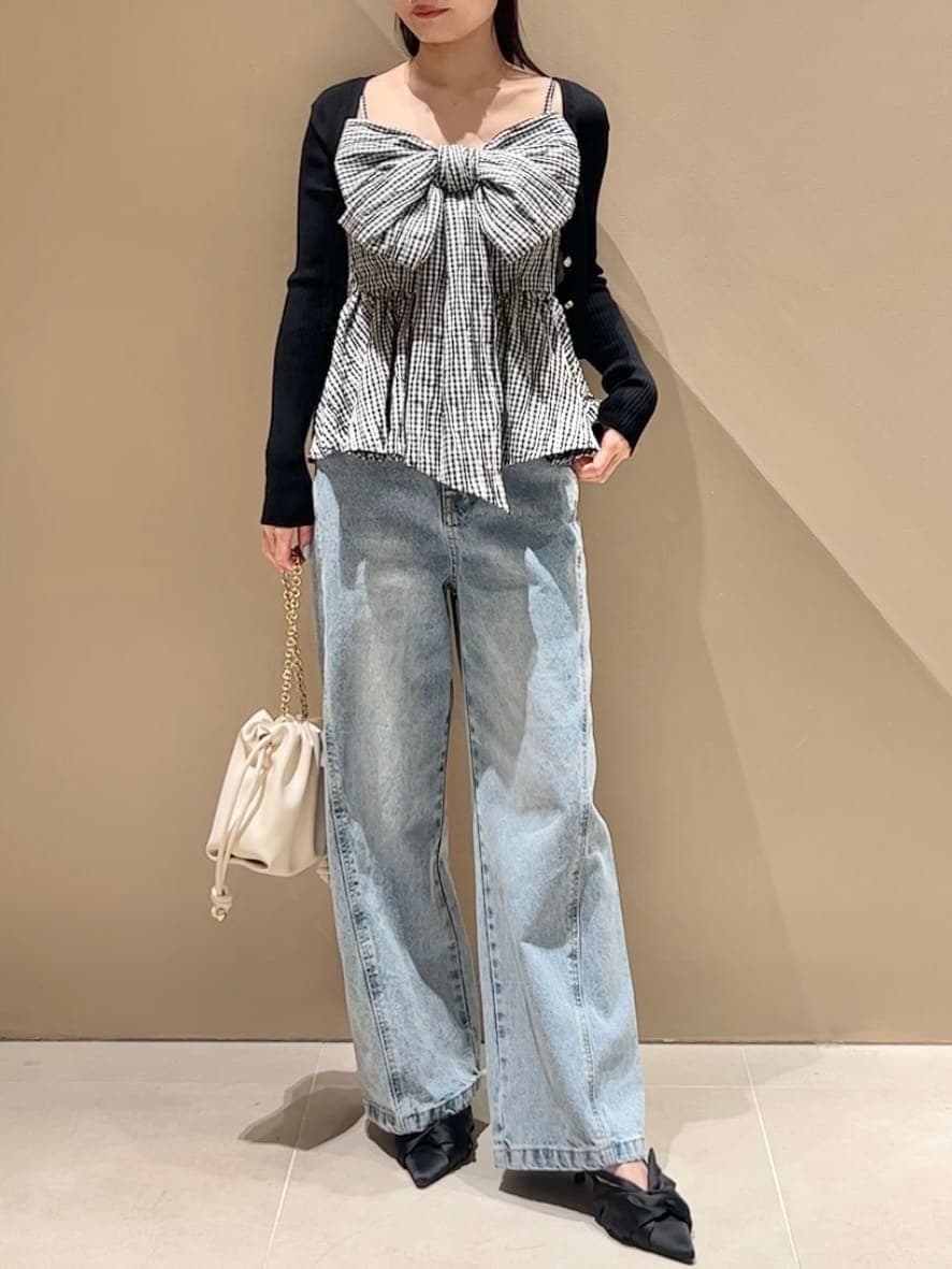 その他のキャミソール、ブラック系のカーディガン/ボレロを着用したレディースの春コーディネートの5枚目の写真