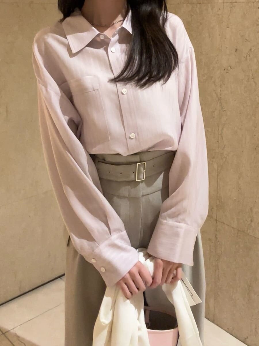 ブラック系のパンプス、ピンク系のシャツ/ブラウス、ピンク系のハンドバッグを着用したレディースの冬コーディネートの5枚目の写真