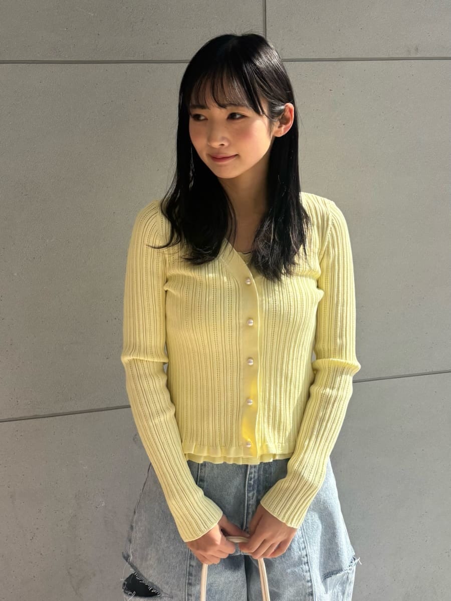 ブルー系のデニムパンツ、イエロー系のニット/セーターを着用したレディースの冬コーディネートの5枚目の写真