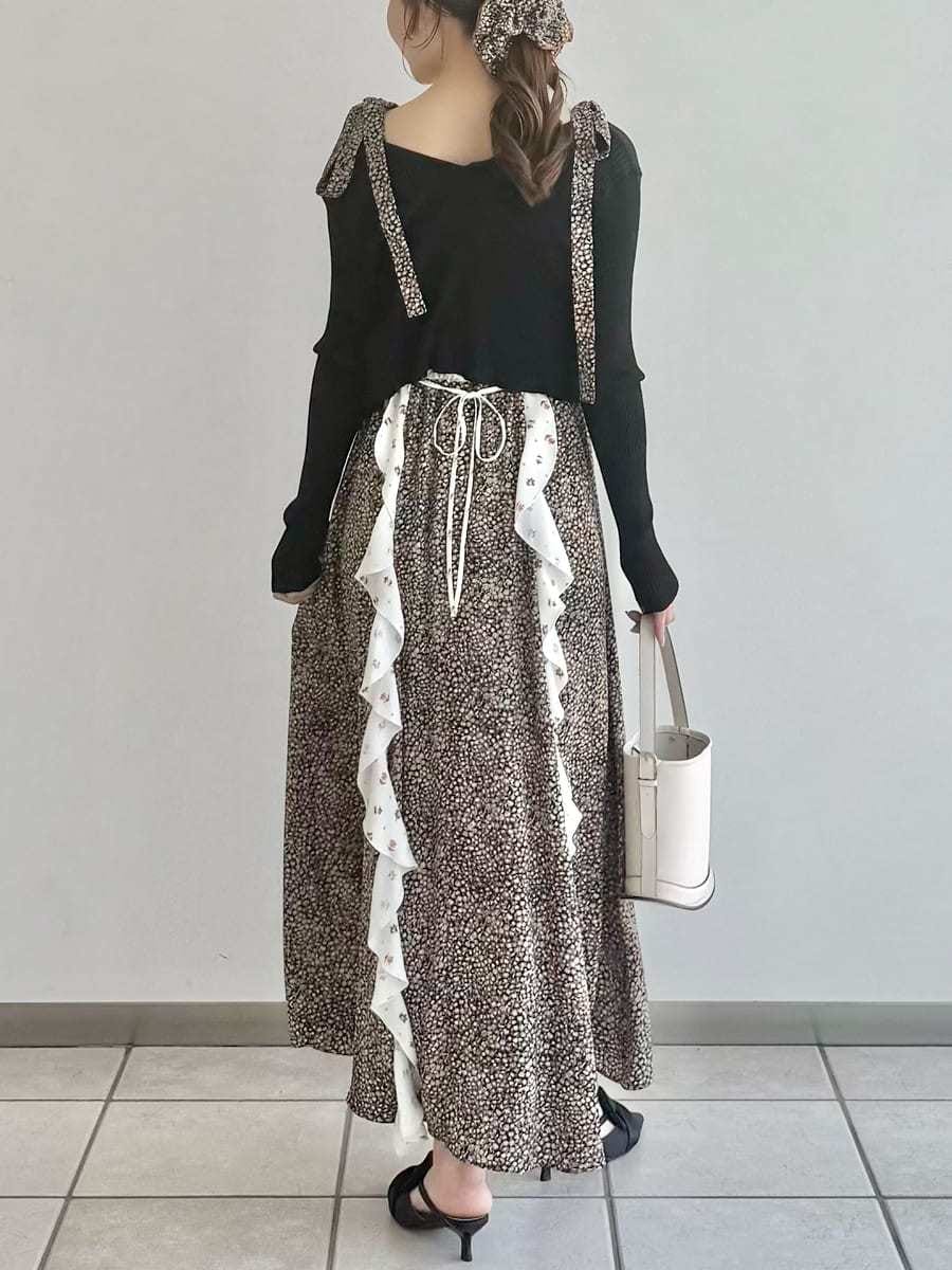 ブラック系のパンプス、ブラック系のカーディガン/ボレロ、ホワイト系のハンドバッグを着用したレディースの春コーディネートの5枚目の写真