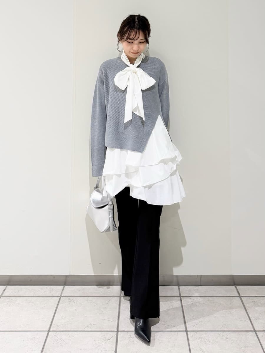 グレー系のノーカラージャケット、グレー系のワンピース、シルバー系のハンドバッグを着用したレディースの秋コーディネートの3枚目の写真