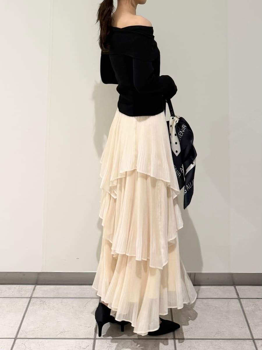 ベージュ系のスカート、ベージュ系のトレンチコート、ブラック系のニット/セーターを着用したレディースの冬コーディネートの5枚目の写真