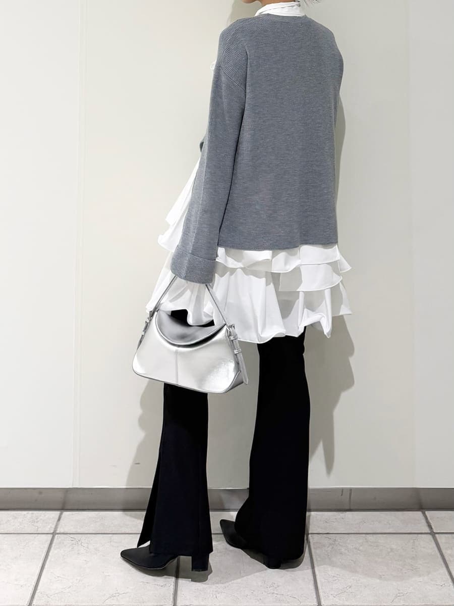 グレー系のノーカラージャケット、グレー系のワンピース、シルバー系のハンドバッグを着用したレディースの秋コーディネートの5枚目の写真