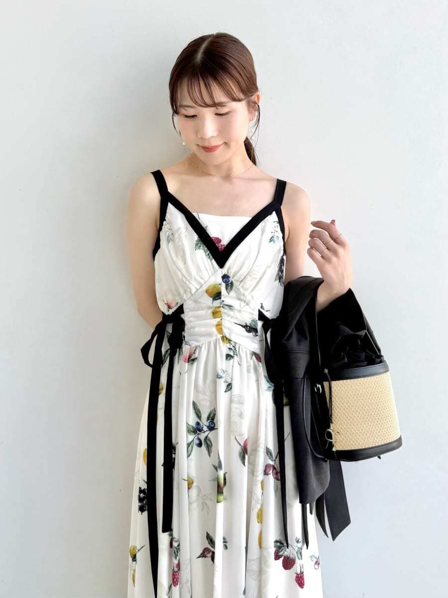 「デートコーデ、高身長、低身長、ショルダーバッグ、サンダル、マキシワンピース、パーティ、二次会、ワンピース、ドレス、ハイウエスト、イエベ、骨格ウェーブ、30℃以上コーデ」｜「FRAY I.Dのフルーツプリントサイドリボンキャミワンピース／ウォッシャブル（ワンピース、ホワイト系）」を使った、FRAY I.Dさん（レディース・158cm）の夏コーディネートの10枚目の写真