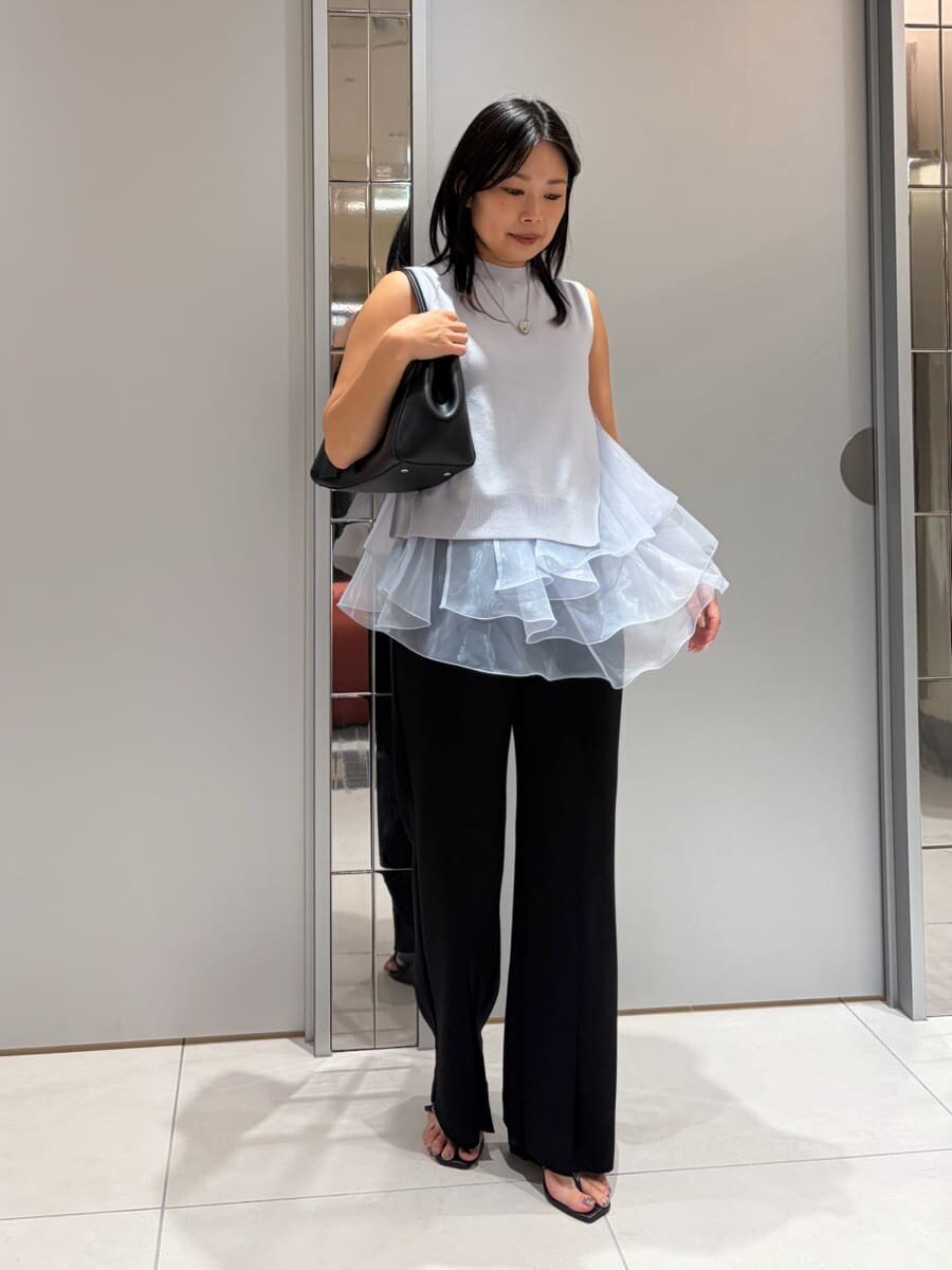ブラック系のその他パンツ、ブラック系のサンダル、ブラック系のハンドバッグを着用したレディースの夏コーディネートの3枚目の写真