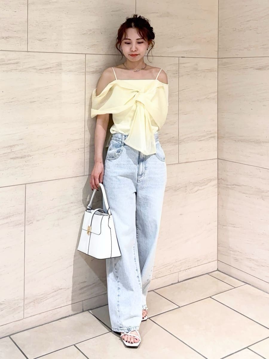 「デートコーデ、サンダル、ストレートパンツ、ワイドパンツ、デニム、パンツ、ブラウス、イエベ、骨格ナチュラル、ハンドバッグ」｜「FRAY I.Dのノットデザインカットコンビトップス（Tシャツ/カットソー、イエロー系）」を使った、FRAY I.Dさん（レディース・159cm）の春コーディネートの4枚目の写真