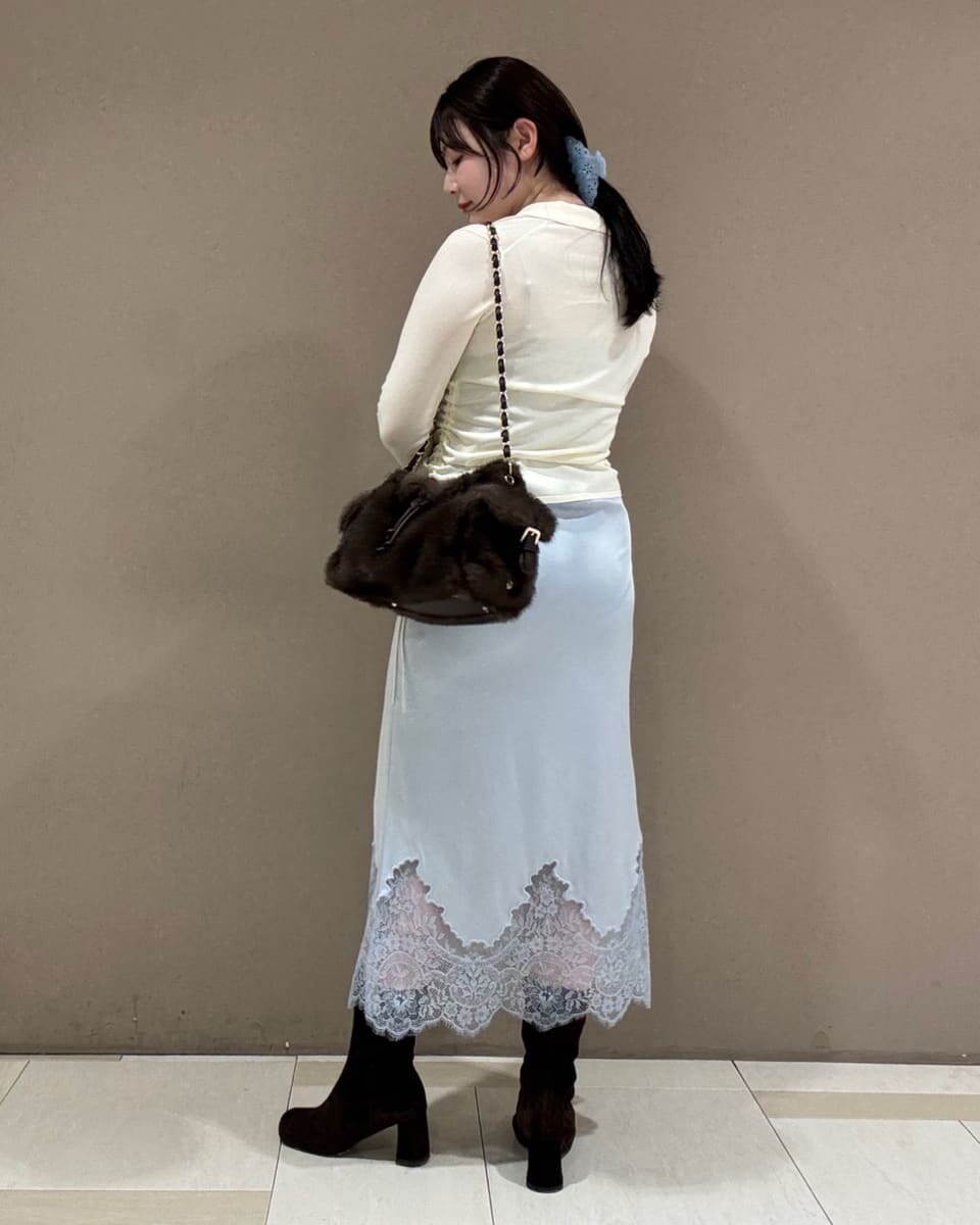 ブルー系のスカート、ホワイト系のシャツ/ブラウス、ブラウン系のショルダーバッグを着用したレディースの夏コーディネートの7枚目の写真
