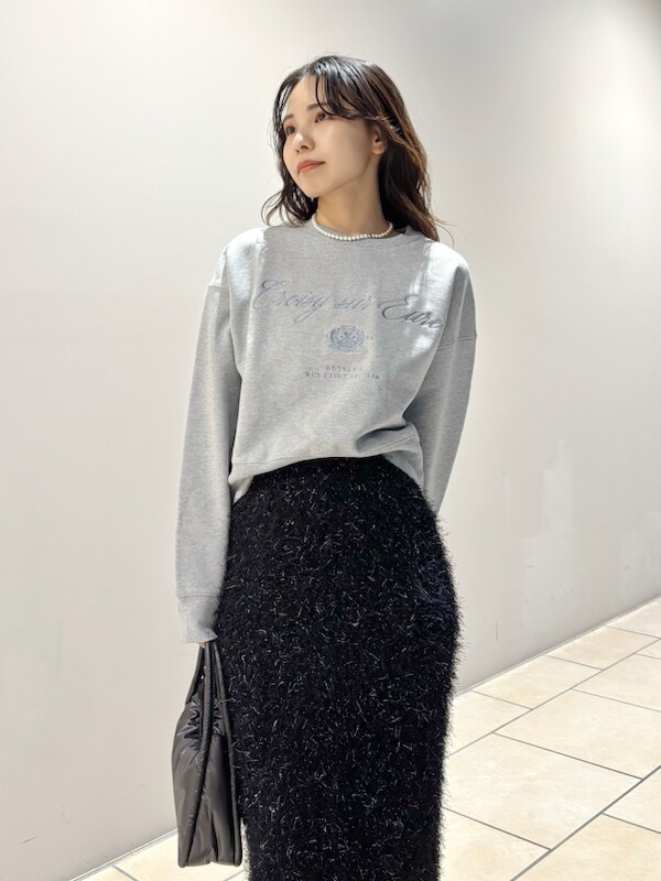 「デートコーデ、パンプス、タイトスカート、ロングスカート、スウェット、ニット、スカート、ハイウエスト、イエベ、骨格ナチュラル」｜「FRAY I.Dのロゴエンブロイダリークロップドスウェット（スウェット、グレー系）」を使った、FRAY I.Dさん（レディース・159cm）の冬コーディネートの9枚目の写真