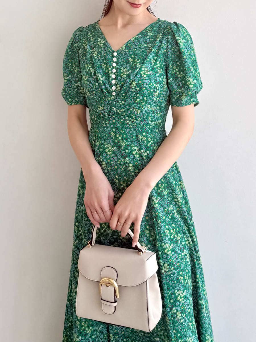 グレー系のテーラードジャケット、ベージュ系のハンドバッグ、ベージュ系のサンダルを着用したレディースの春コーディネートの9枚目の写真