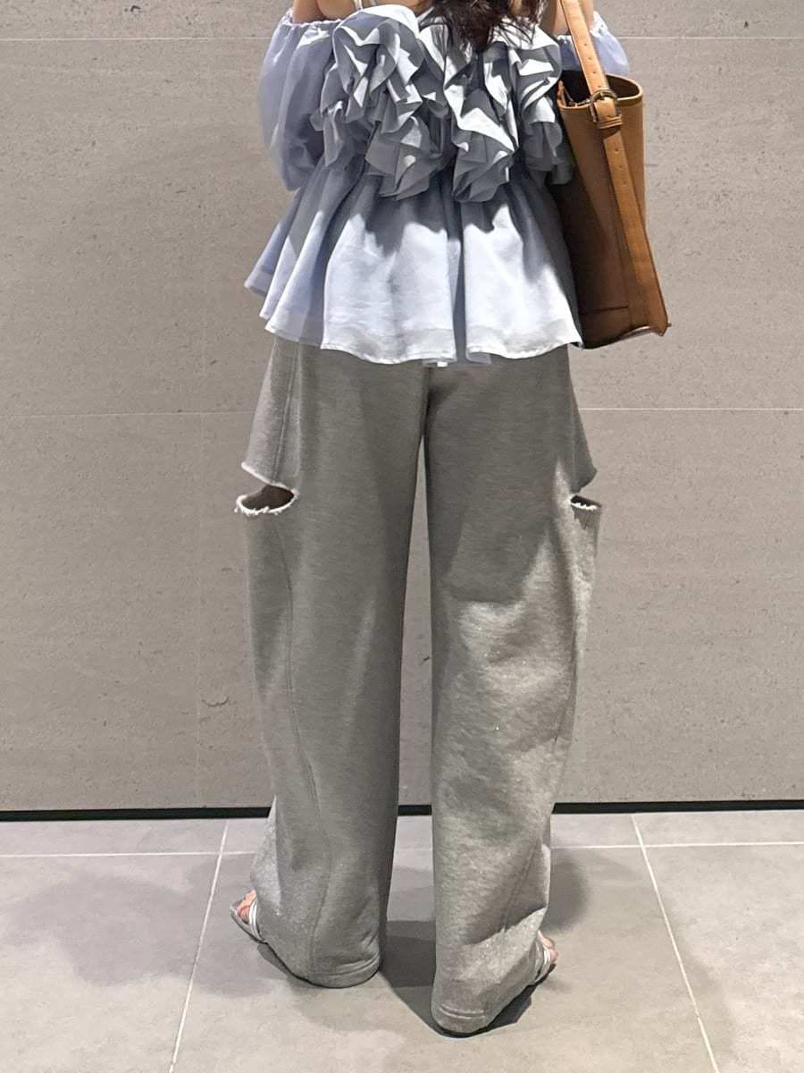 ブルー系のシャツ/ブラウス、シルバー系のサンダル、グレー系のその他パンツを着用したレディースの冬コーディネートの4枚目の写真