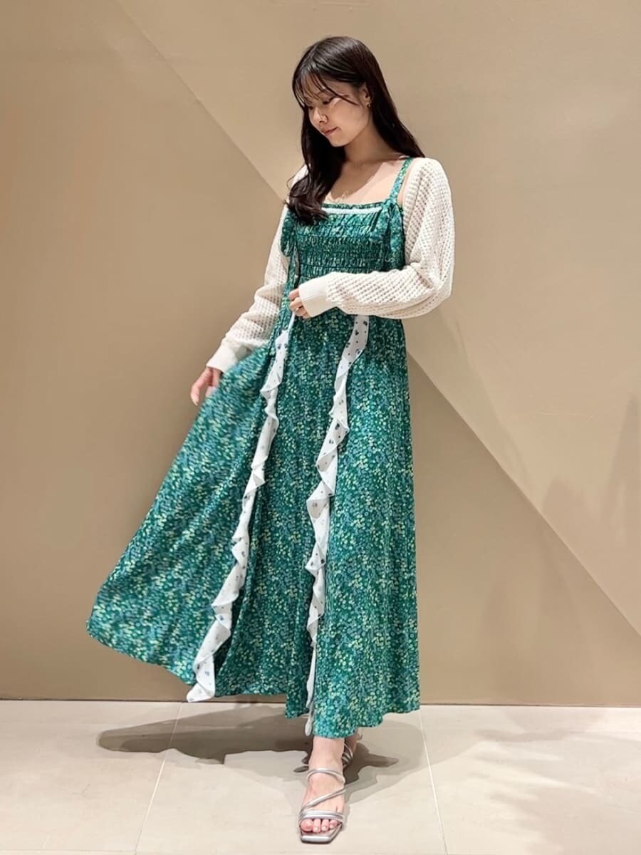 ホワイト系のカーディガン/ボレロ、シルバー系のサンダル、グリーン系のドレスを着用したレディースの春コーディネートの3枚目の写真