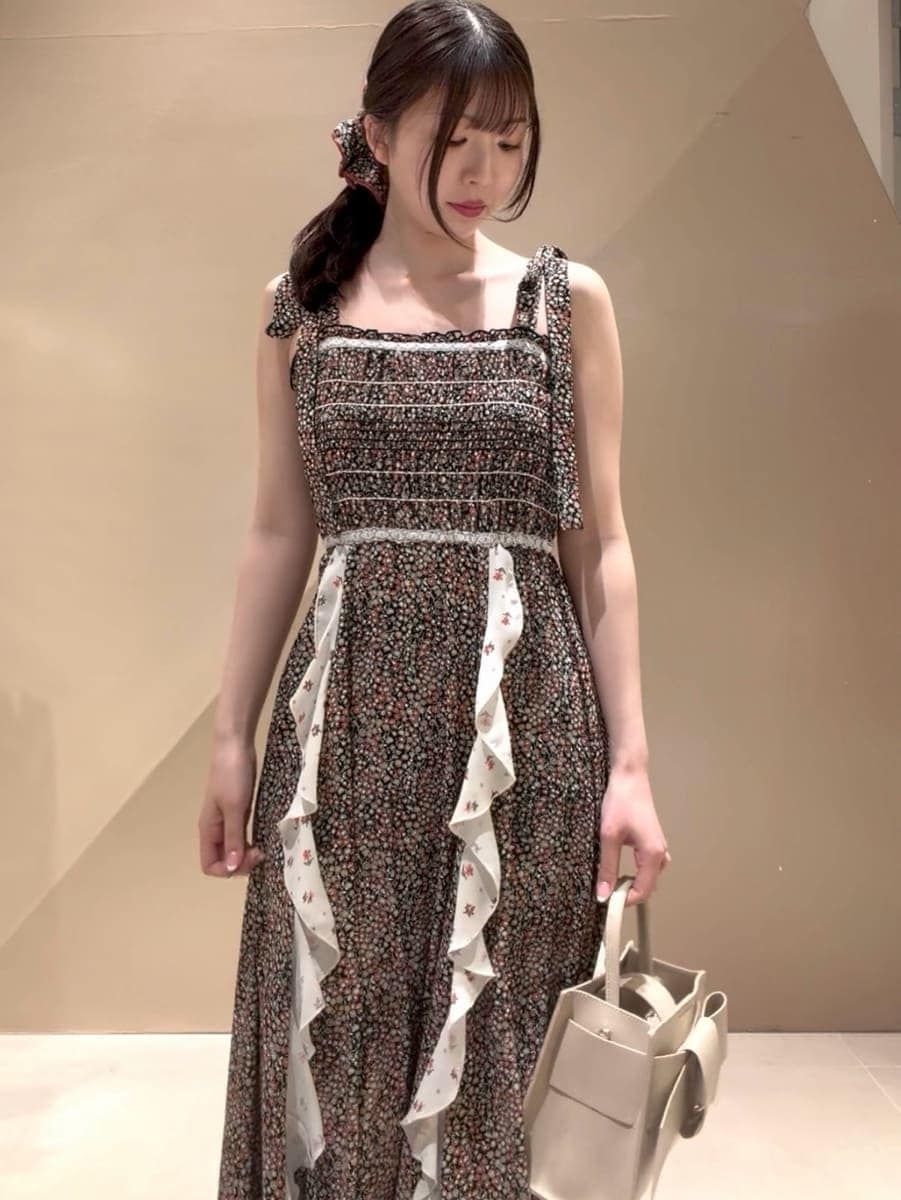 ブラック系のカーディガン/ボレロ、ブラック系のドレス、ブラック系のその他ヘアアクセサリーを着用したレディースの春コーディネートの4枚目の写真