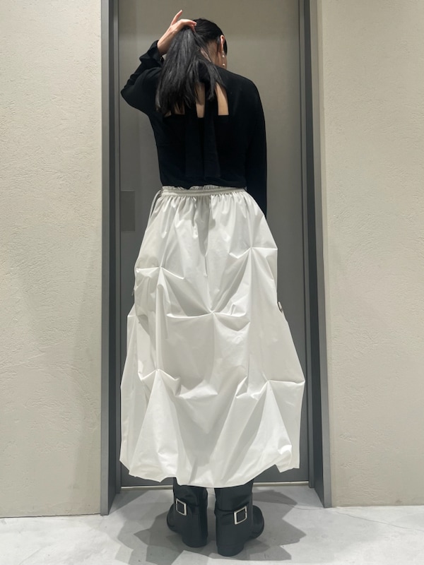 「デートコーデ、ブーツ、レイヤードスタイル、フレアスカート、コート、ジャケット、カーディガン、ニット、スカート、アウター、イエベ、骨格ウェーブ、ハンドバッグ」｜「FRAY I.Dのツイードニットカーディガン（カーディガン/ボレロ、ホワイト系）」を使った、FRAY I.Dさん（レディース・161cm）の冬コーディネートの4枚目の写真