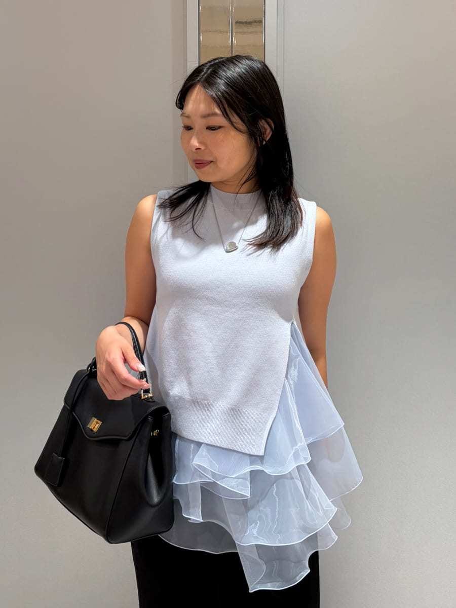 ブラック系のその他パンツ、ブラック系のサンダル、ブラック系のハンドバッグを着用したレディースの夏コーディネートの7枚目の写真