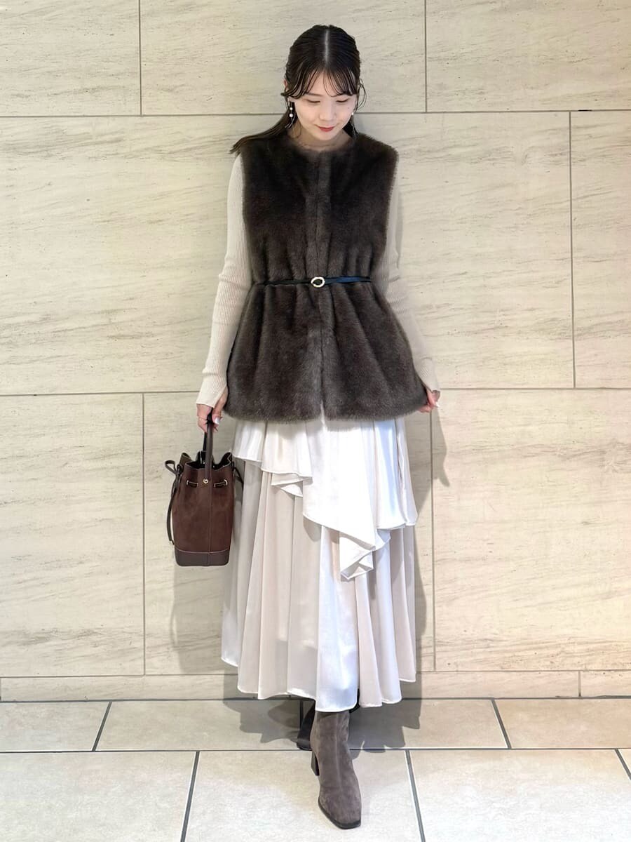 ブラウン系のその他アウター、ベージュ系のワンピース、ブラウン系のブーツを着用したレディースの秋コーディネートの3枚目の写真