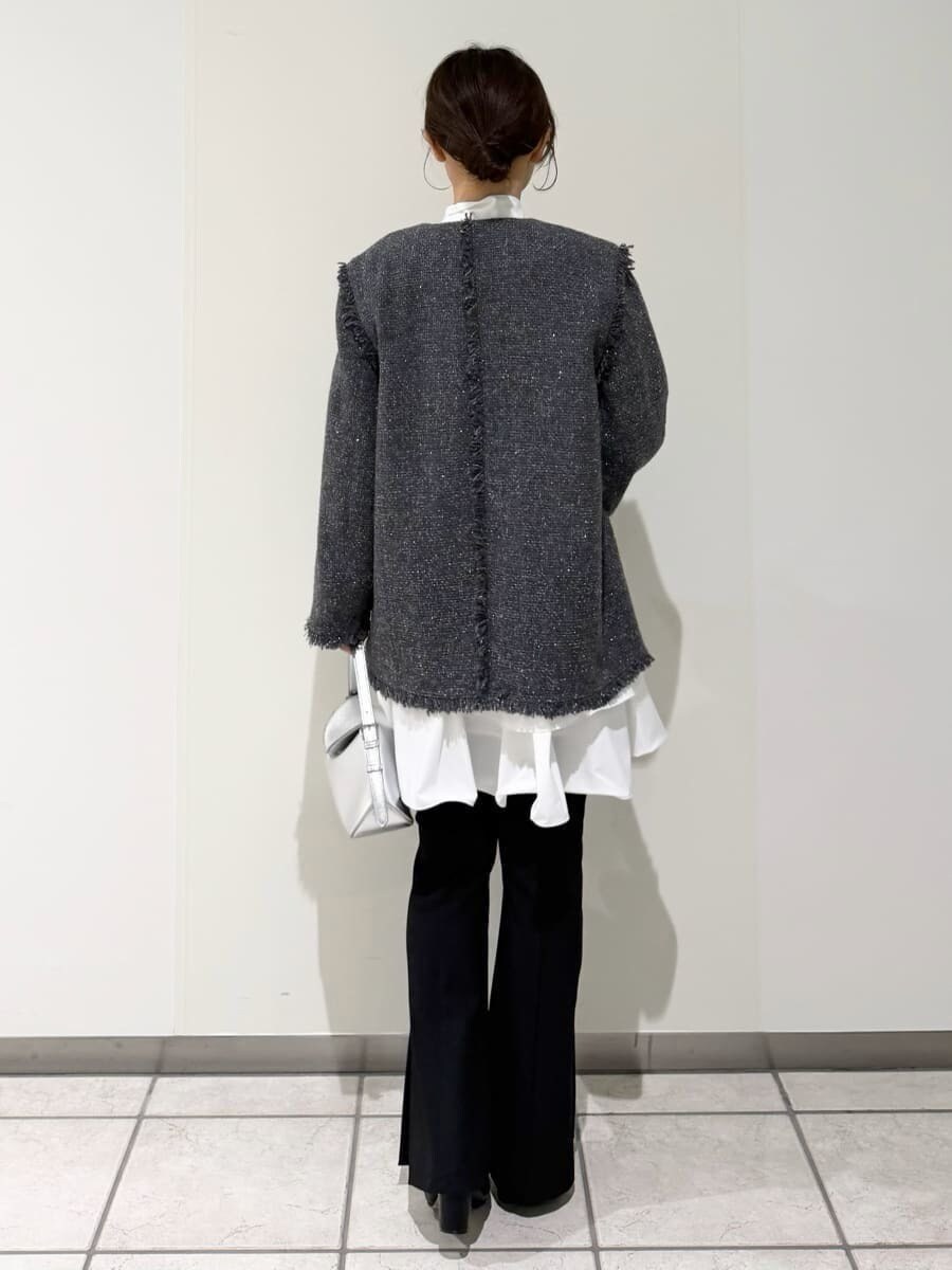 グレー系のノーカラージャケット、グレー系のワンピース、シルバー系のハンドバッグを着用したレディースの秋コーディネートの8枚目の写真