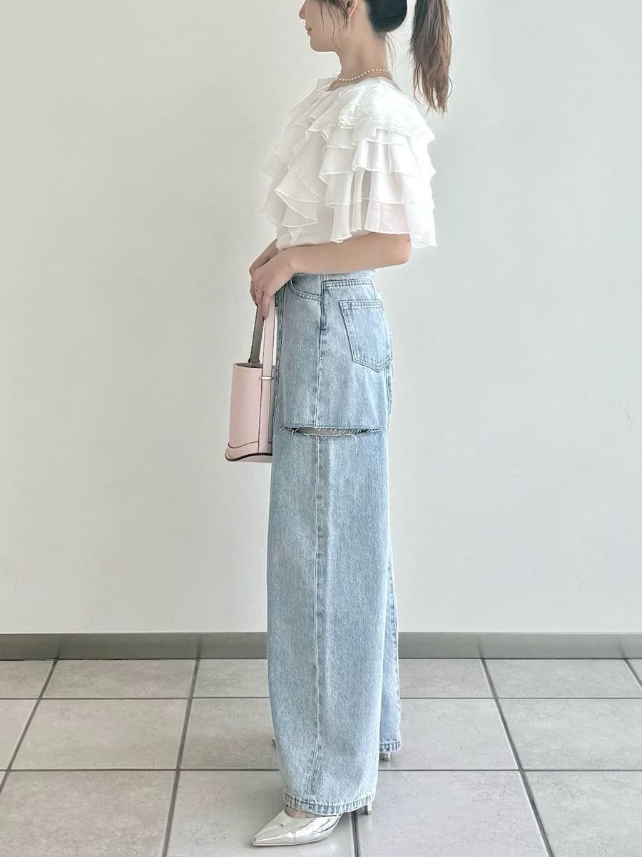 ベージュ系のトレンチコート、ブルー系のデニムパンツ、ホワイト系のシャツ/ブラウスを着用したレディースの冬コーディネートの4枚目の写真