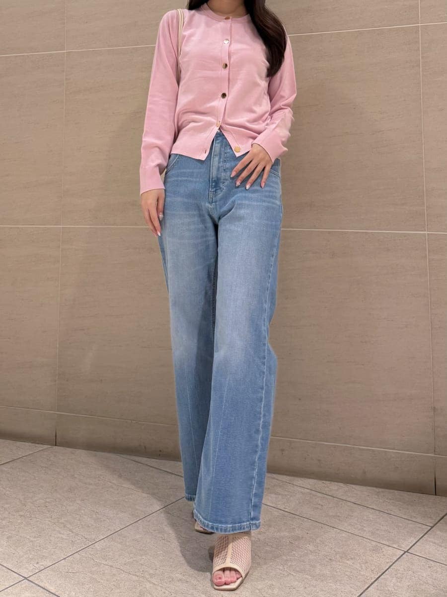 ブルー系のデニムパンツを着用したレディースの冬コーディネートの2枚目の写真