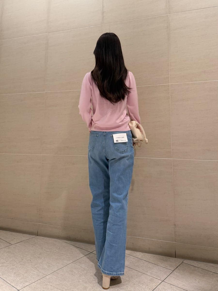 ブルー系のデニムパンツを着用したレディースの冬コーディネートの5枚目の写真