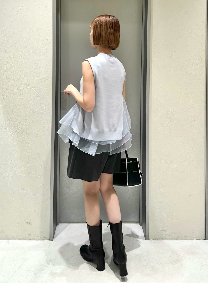 グレー系のその他パンツ、ブルー系のニット/セーターを着用したレディースの夏コーディネートの4枚目の写真