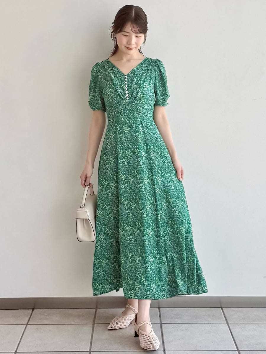 グレー系のテーラードジャケット、ベージュ系のハンドバッグ、ベージュ系のサンダルを着用したレディースの春コーディネートの8枚目の写真