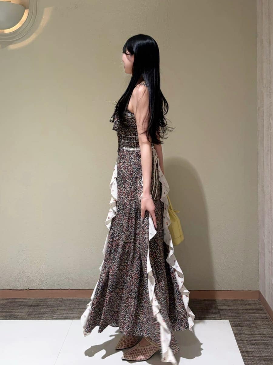 イエロー系のハンドバッグ、ホワイト系のカーディガン/ボレロ、ベージュ系のテーラードジャケットを着用したレディースの春コーディネートの2枚目の写真