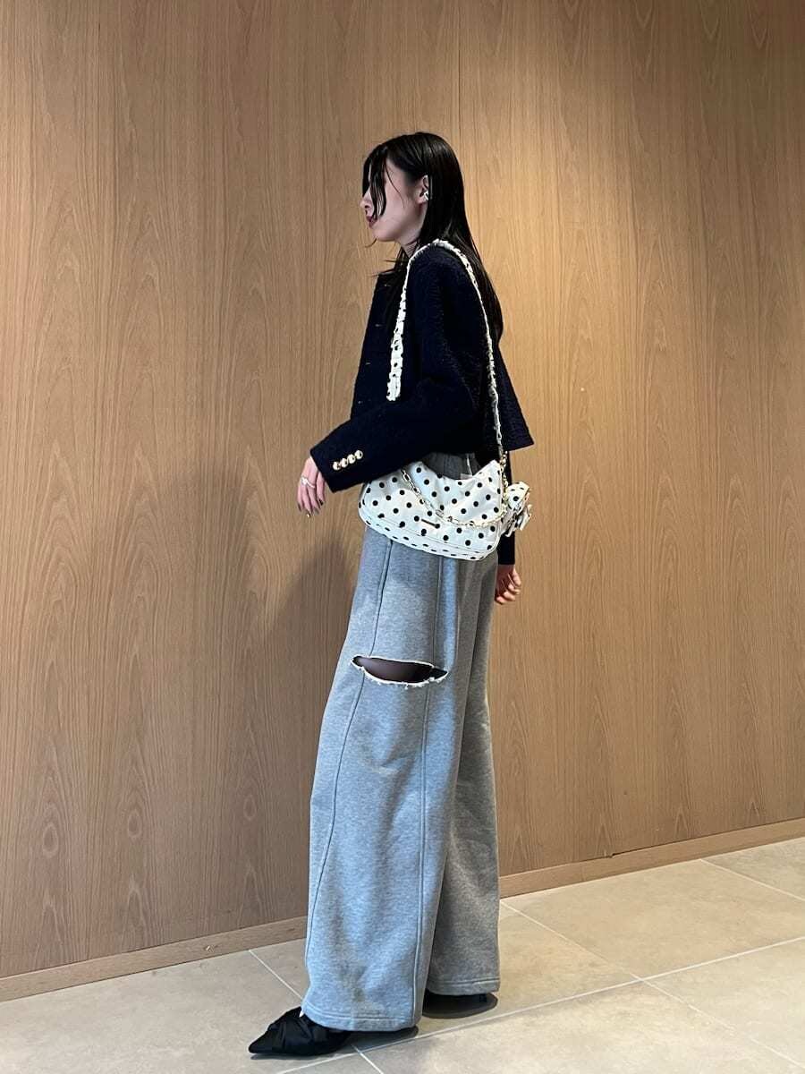 ブルー系のノーカラージャケット、ブラック系のパンプス、その他のショルダーバッグを着用したレディースの冬コーディネートの2枚目の写真