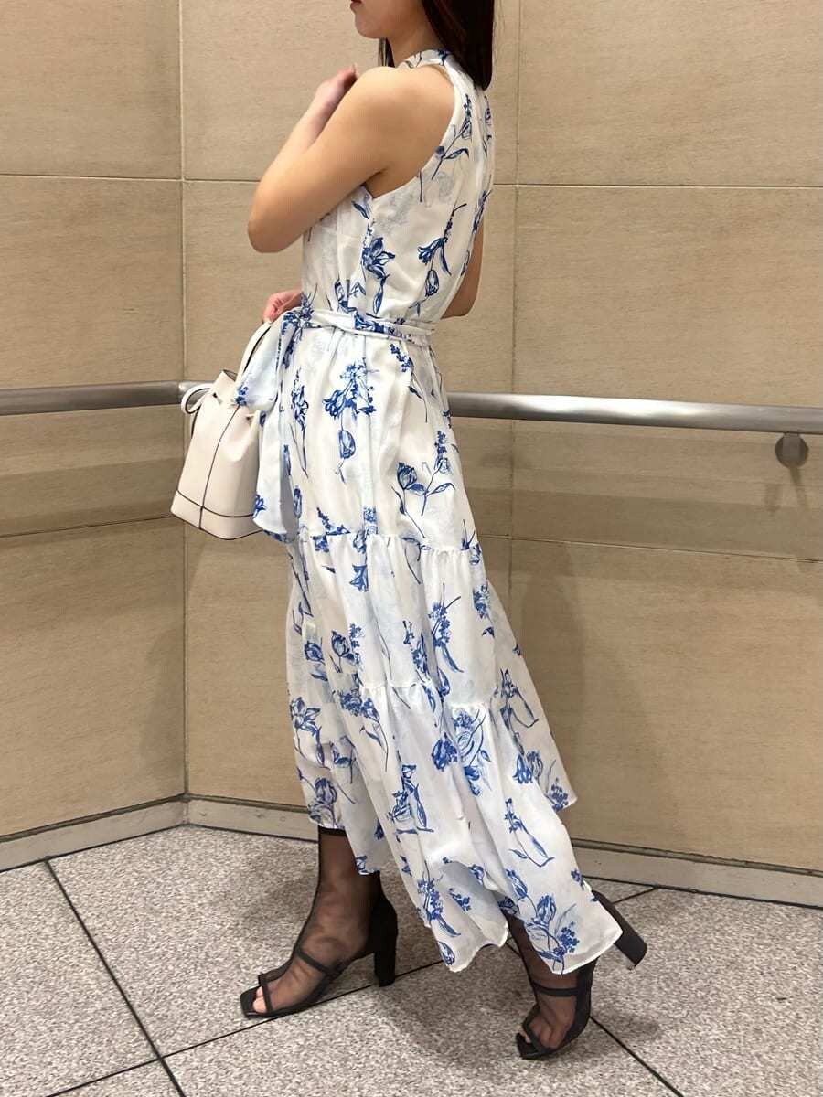 ホワイト系のハンドバッグ、ブルー系のワンピース、ブルー系のカーディガン/ボレロを着用したレディースの冬コーディネートの7枚目の写真