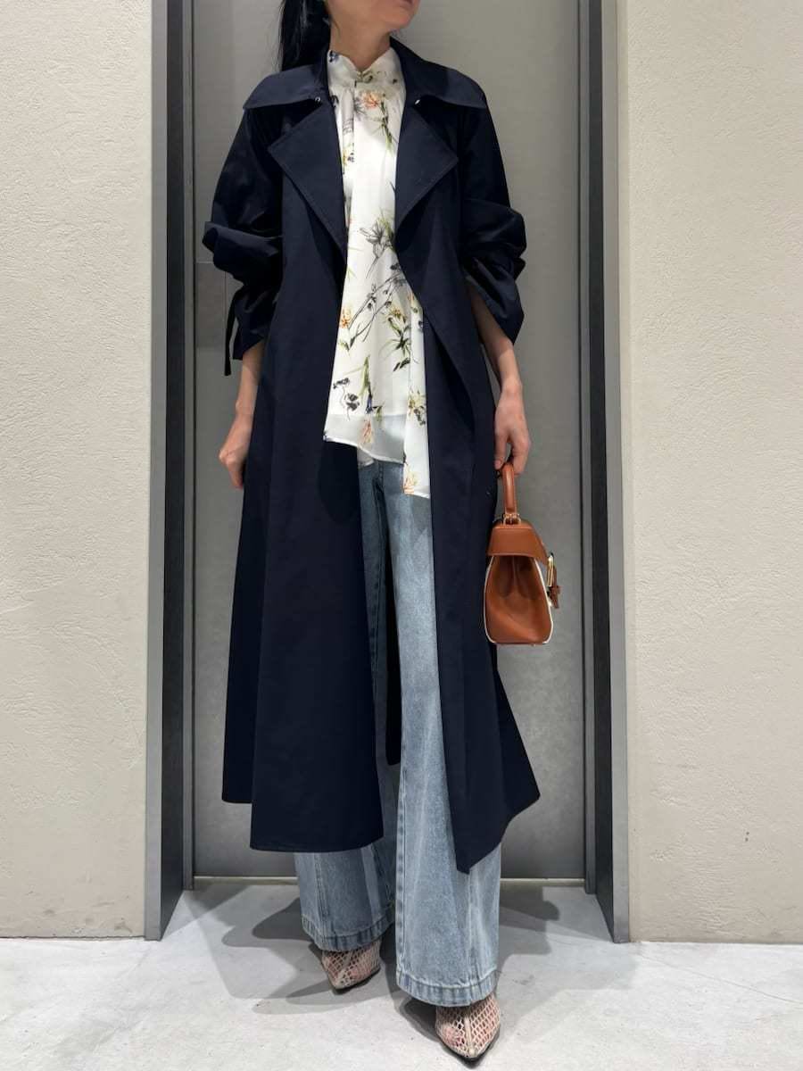 ブルー系のデニムパンツ、その他のシャツ/ブラウス、その他のハンドバッグを着用したレディースの春コーディネートの3枚目の写真