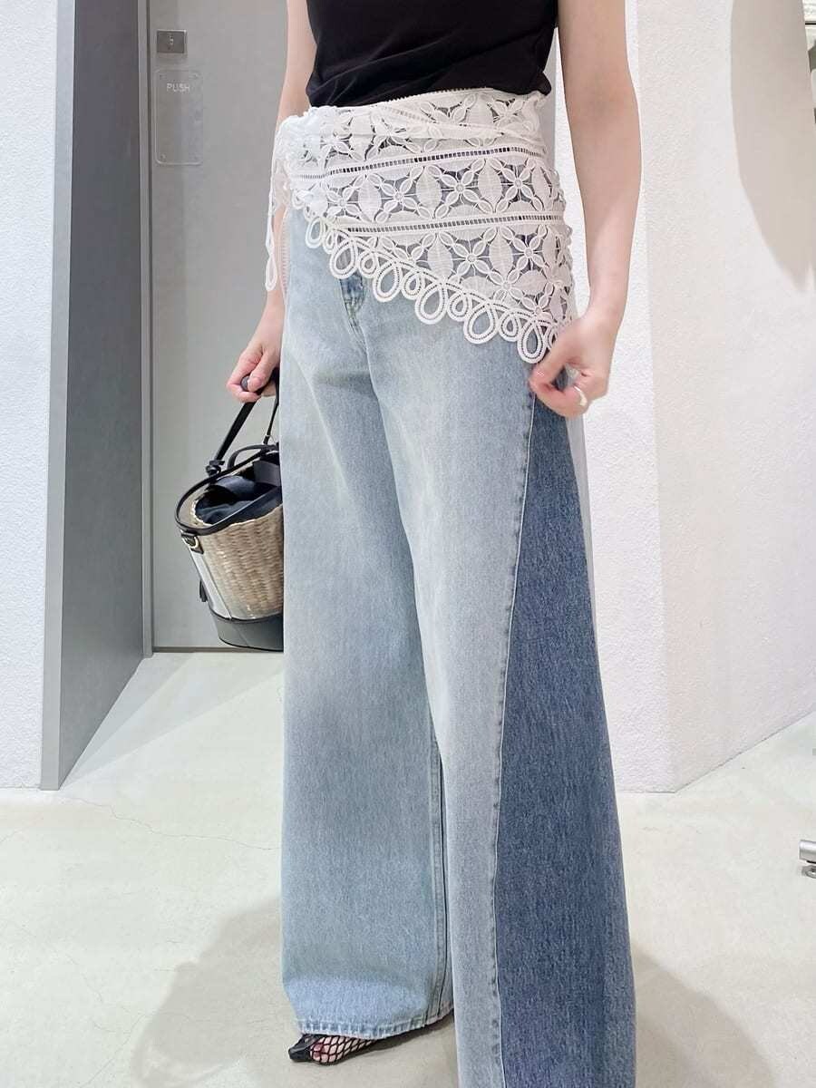 ブラック系のサンダル、ブラック系のTシャツ/カットソー、ブルー系のデニムパンツを着用したレディースの夏コーディネートの3枚目の写真
